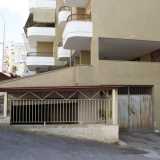 ...vi si accede infatti da quello che a prima vista somiglia all'ingresso secondario di un garage